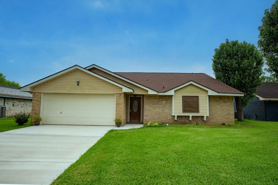 Property photo for 103 Sunflower Street, Lake Jackson, TX