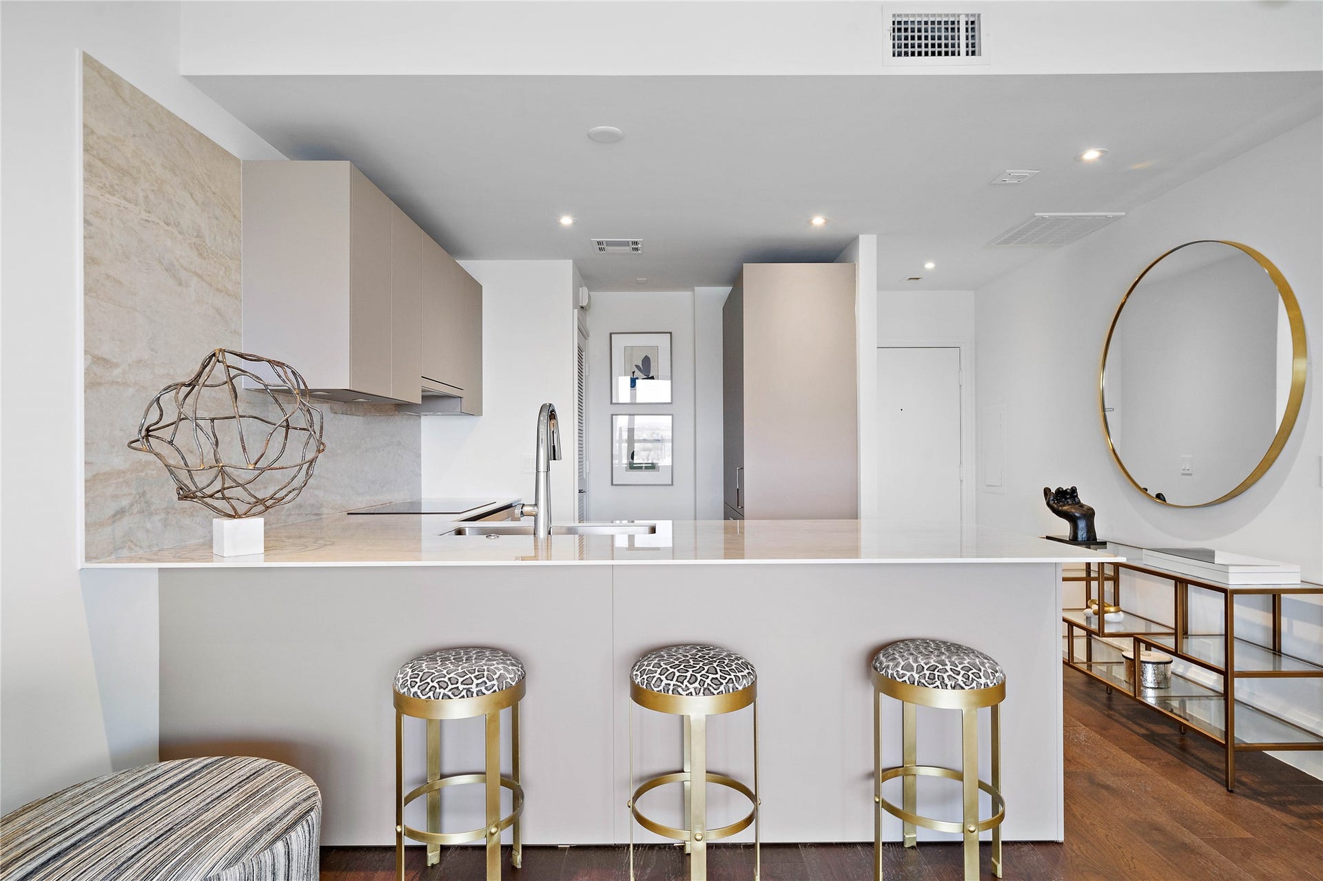 1701 Hermann Drive, #25A, Houston, TX 77004 Ample breakfast bar with seating for up to five.