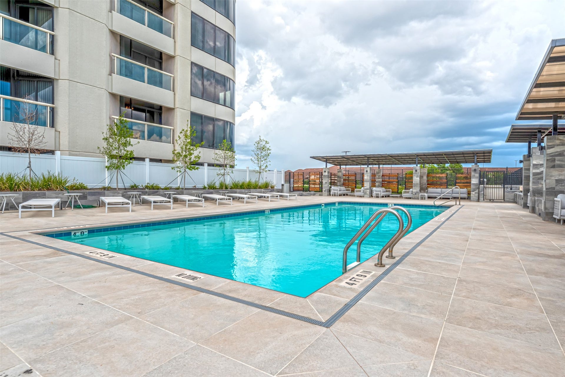 1701 Hermann Drive, #25A, Houston, TX 77004 Amenity deck with resort-style pool has lovely treetop views from the third floor.