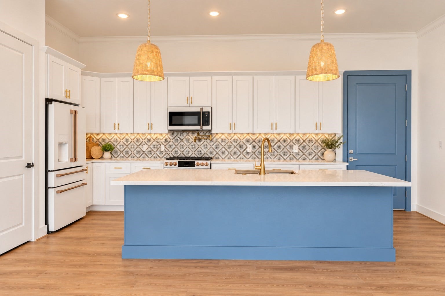 119 Kirby Road, #5304, Taylor Lake Village, TX 77586 Expansive rooftop terrace with vibrant artificial grass, offering stunning panoramic views of the surrounding landscape and water, perfect for outdoor relaxation and entertaining.