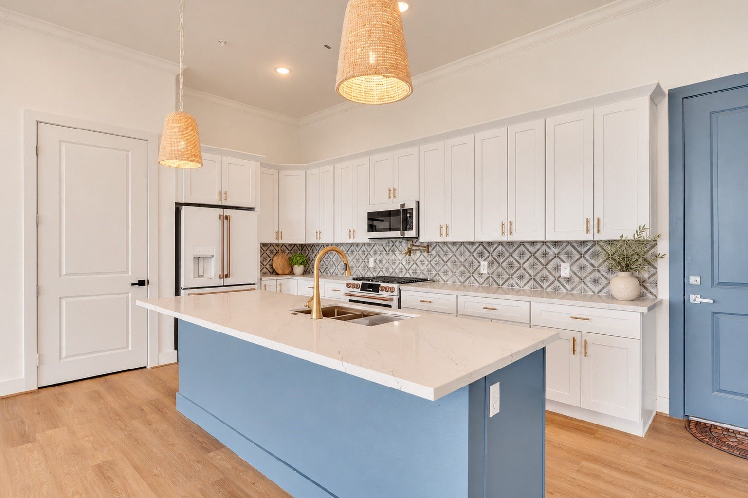 119 Kirby Road, #5304, Taylor Lake Village, TX 77586 Bright and spacious living area with floor-to-ceiling windows, modern furnishings, and seamless access to a balcony offering scenic views.