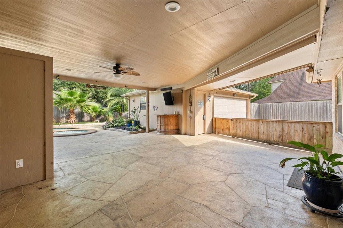 Large covered patio, great for entertaining