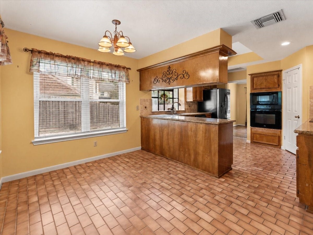 Bright and welcoming breakfast area