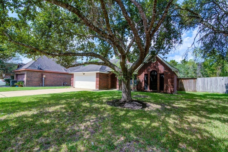 Property photo for 1145 Westglen Drive, Alvin, TX