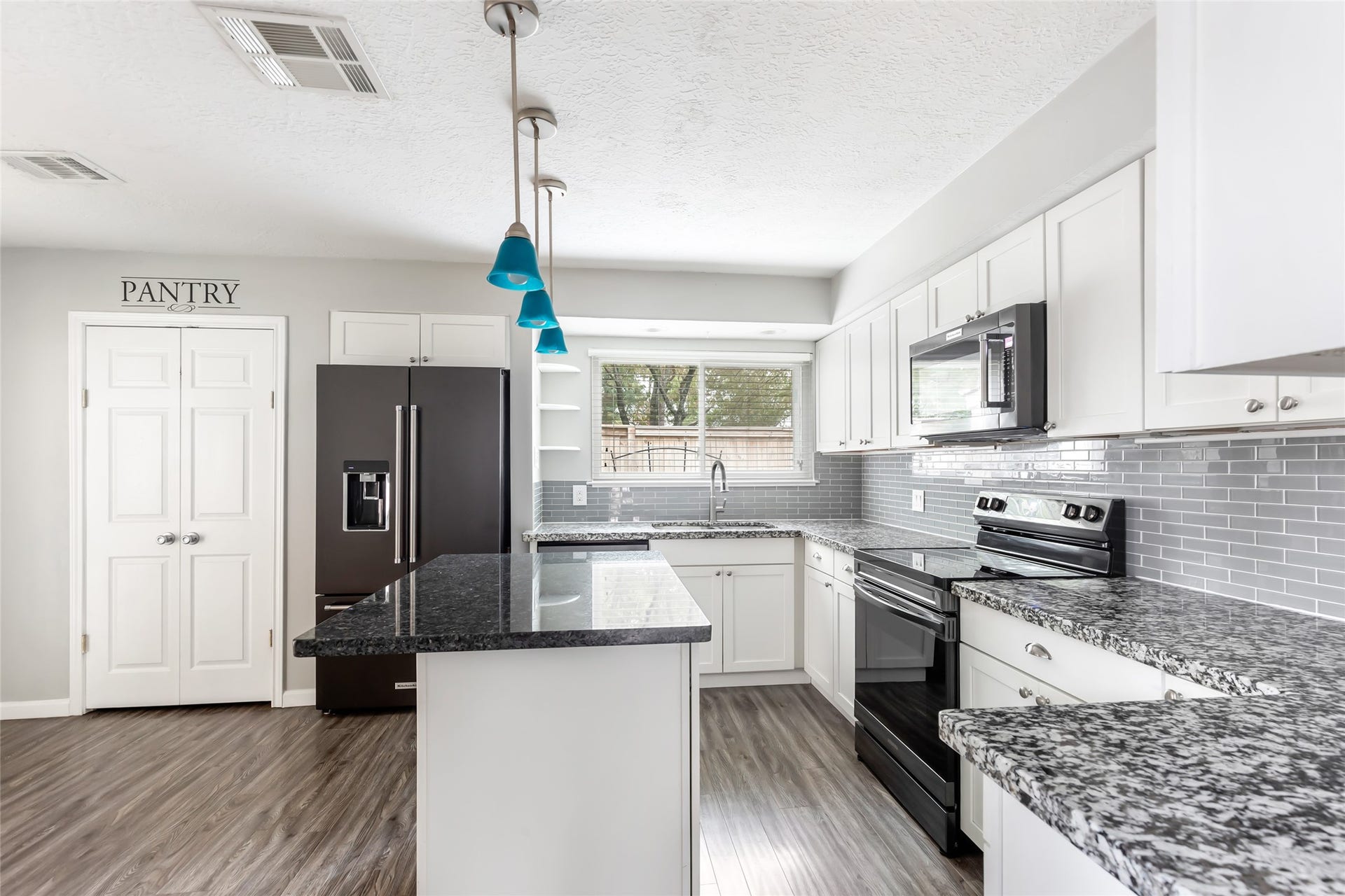 4210 Valley Glade Drive, Kingwood, TX 77345 Spacious Island Kitchen