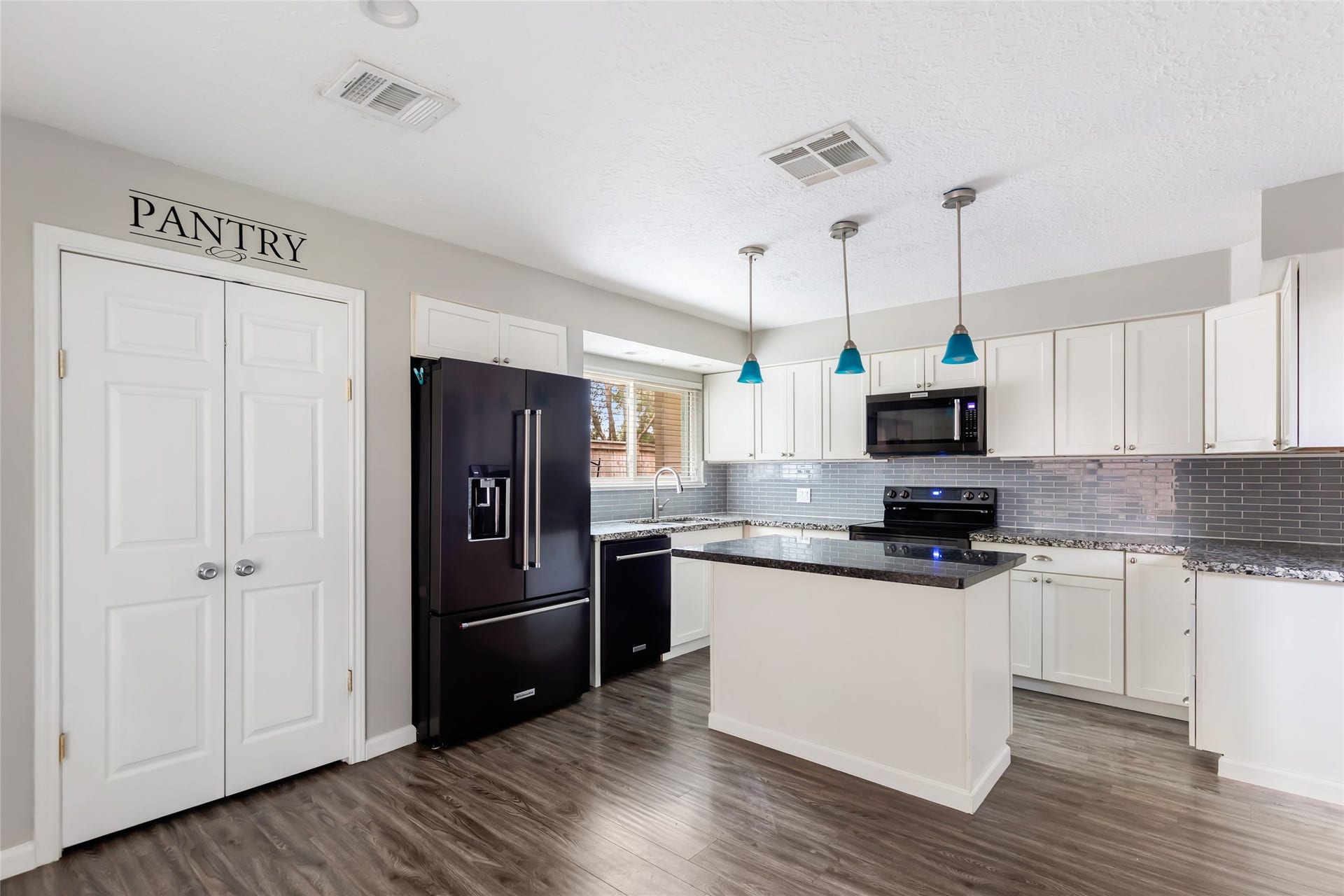4210 Valley Glade Drive, Kingwood, TX 77345 Additional view of the island kitchen