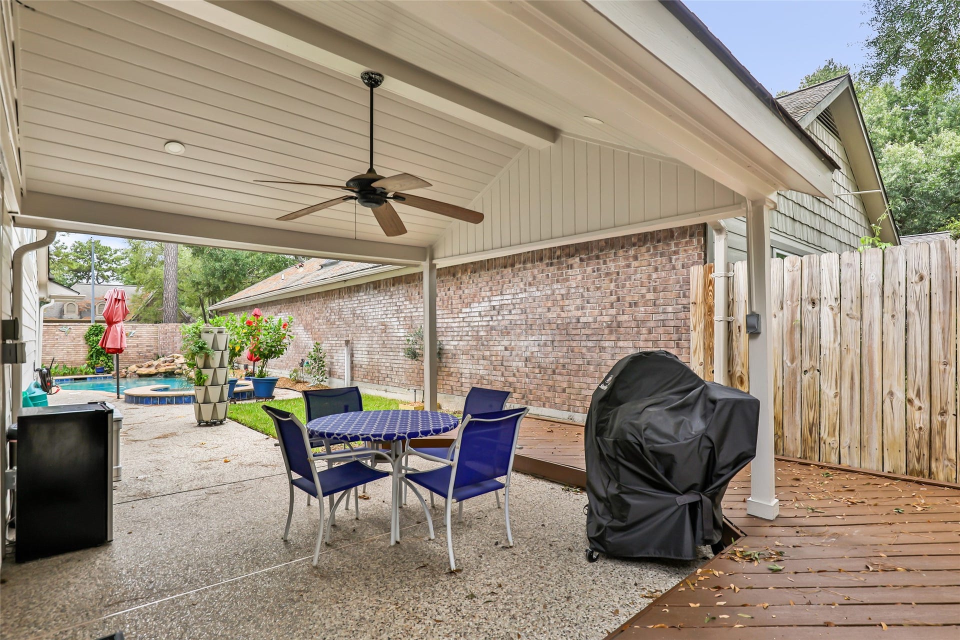 4210 Valley Glade Drive, Kingwood, TX 77345 Another view of the covered patio