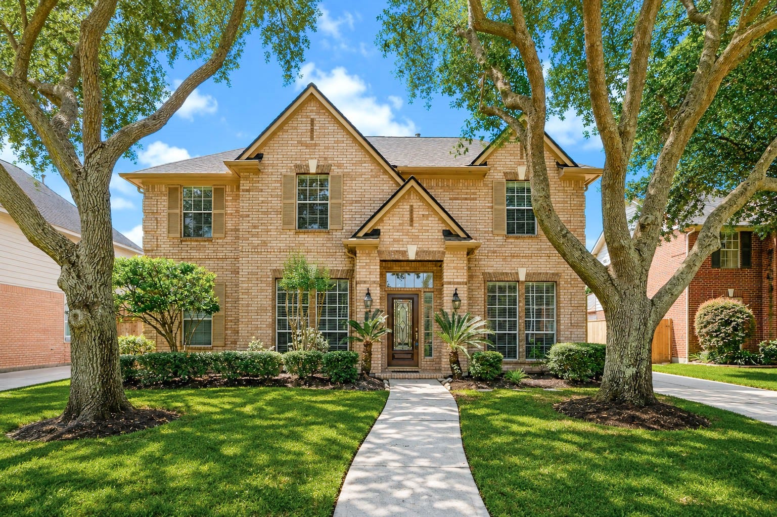 12711 Turlock Court, Houston, TX 77041 This is the kind of home that feels special the
moment you arrive, tucked beneath mature trees
on a quiet cul-de-sac street with beautifully
updated living spaces and a backyard made for
easy everyday enjoyment. Add in neighborhood
amenities close by, nearby parks and trails, local
favorites along Tanner Road and North Eldridge
Parkway, and a convenient commute, and you have
a home that truly checks all the boxes.
