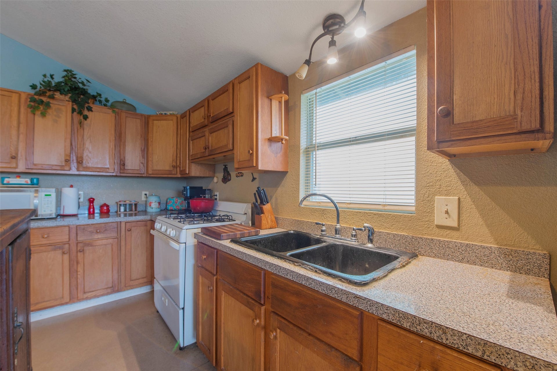 7030 Terrasso Drive, Hitchcock, TX 77563 7030 Terrasso Drive, Hitchcock, TX 77563