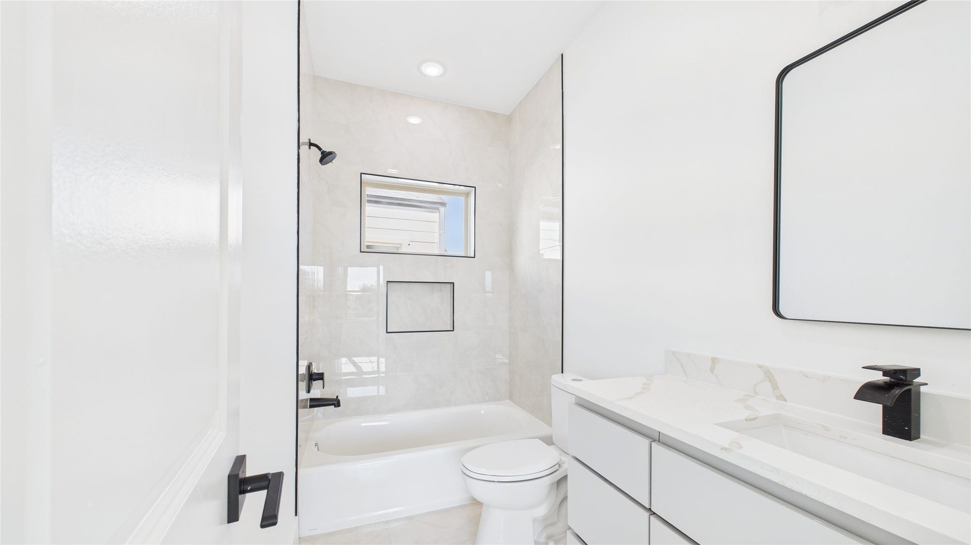 5316 Terry Street, Houston, TX 77009 3rd floor full bath
