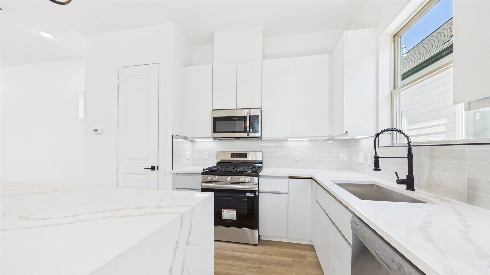5316 Terry Street, Houston, TX 77009 Lots of cabinet space