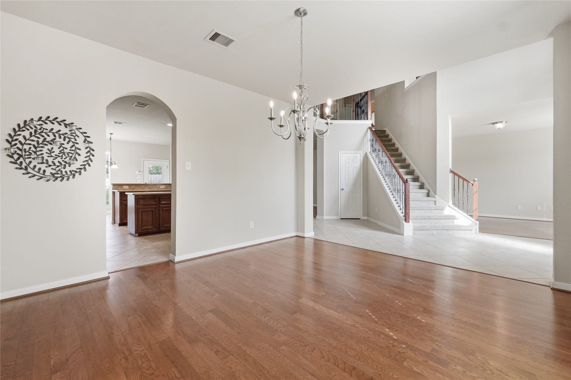 907 Colorado Springs Court, Spring, TX 77373 Notice the bamboo flooring and neutral paint.