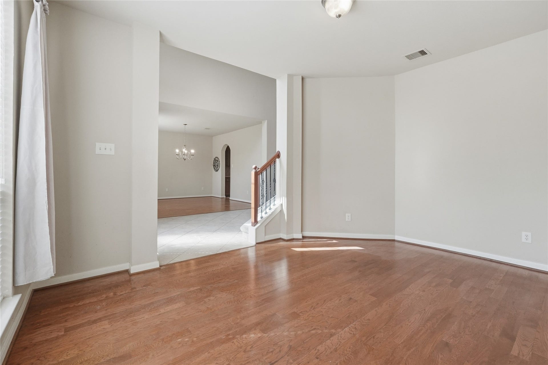 907 Colorado Springs Court, Spring, TX 77373 Notice the bamboo flooring and neutral paint.