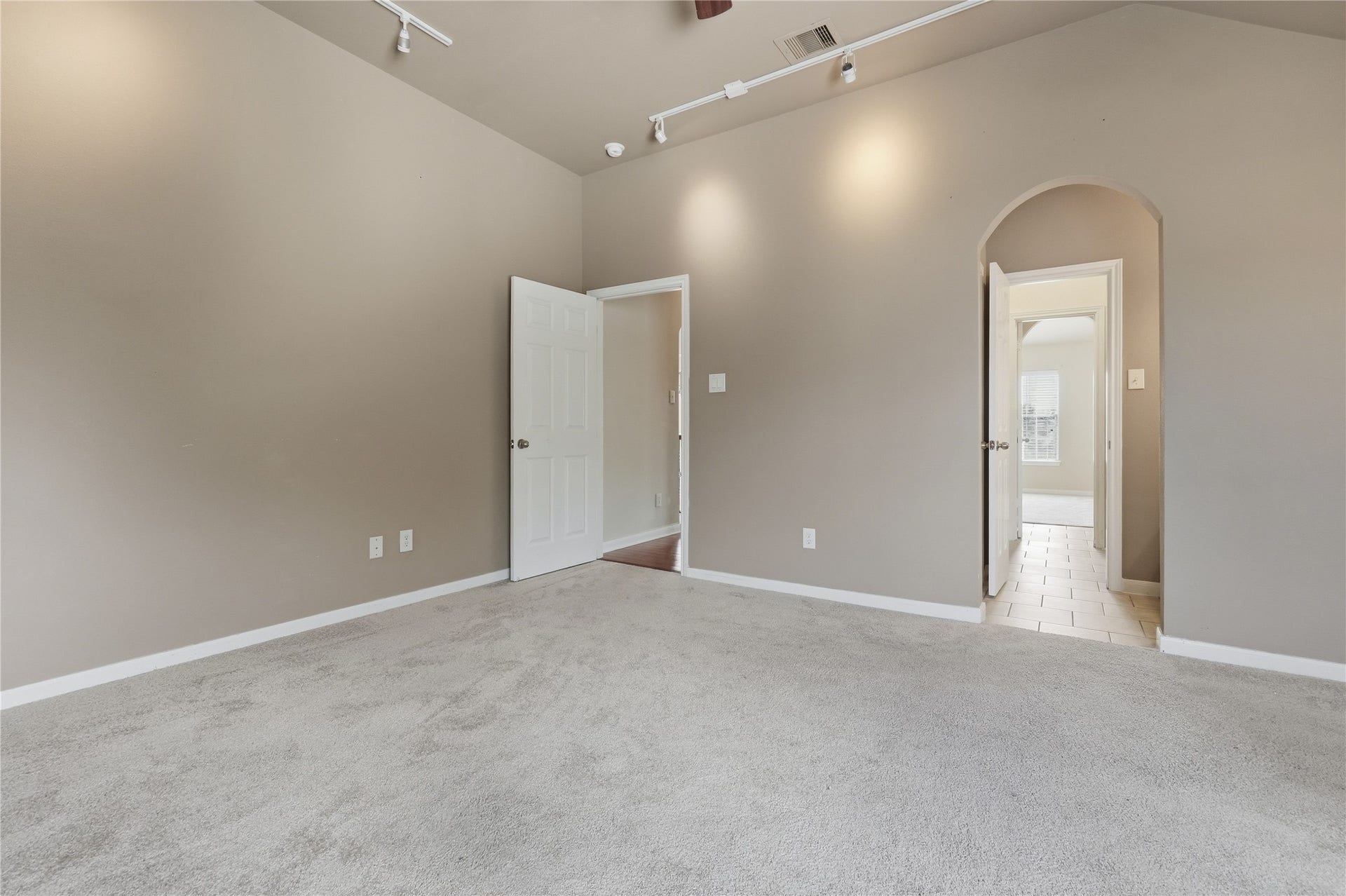 907 Colorado Springs Court, Spring, TX 77373 Jack and Jill bathroom connecting two of the bedrooms.