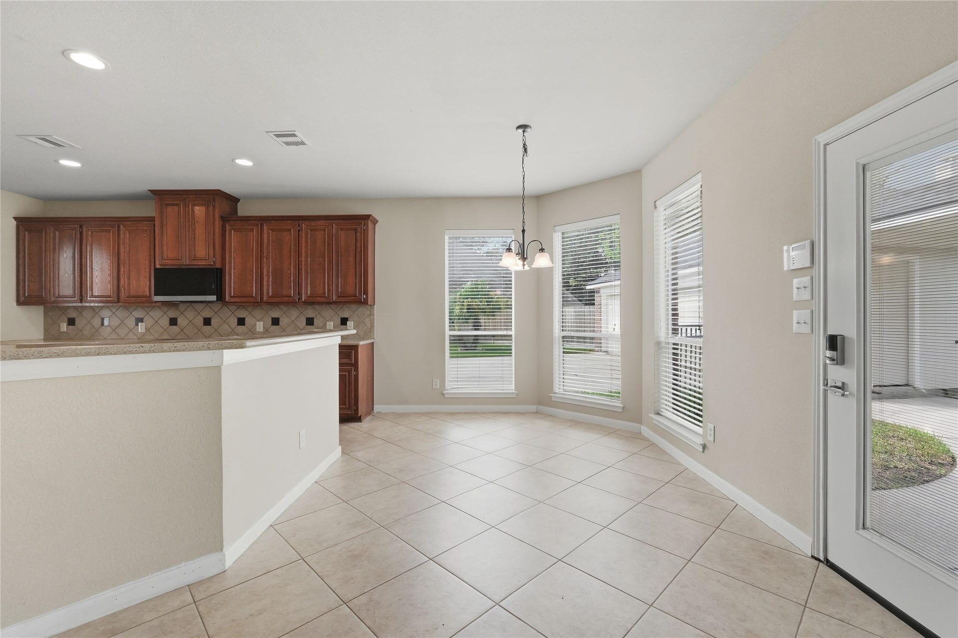 907 Colorado Springs Court, Spring, TX 77373 Breakfast area