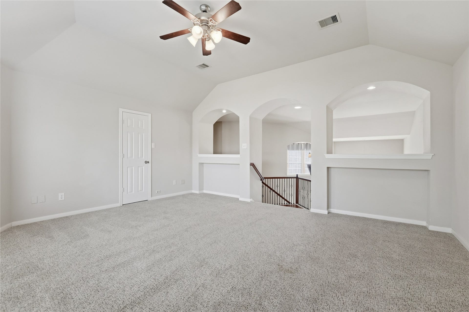 907 Colorado Springs Court, Spring, TX 77373 The game room has a closet and a ceiling fan.