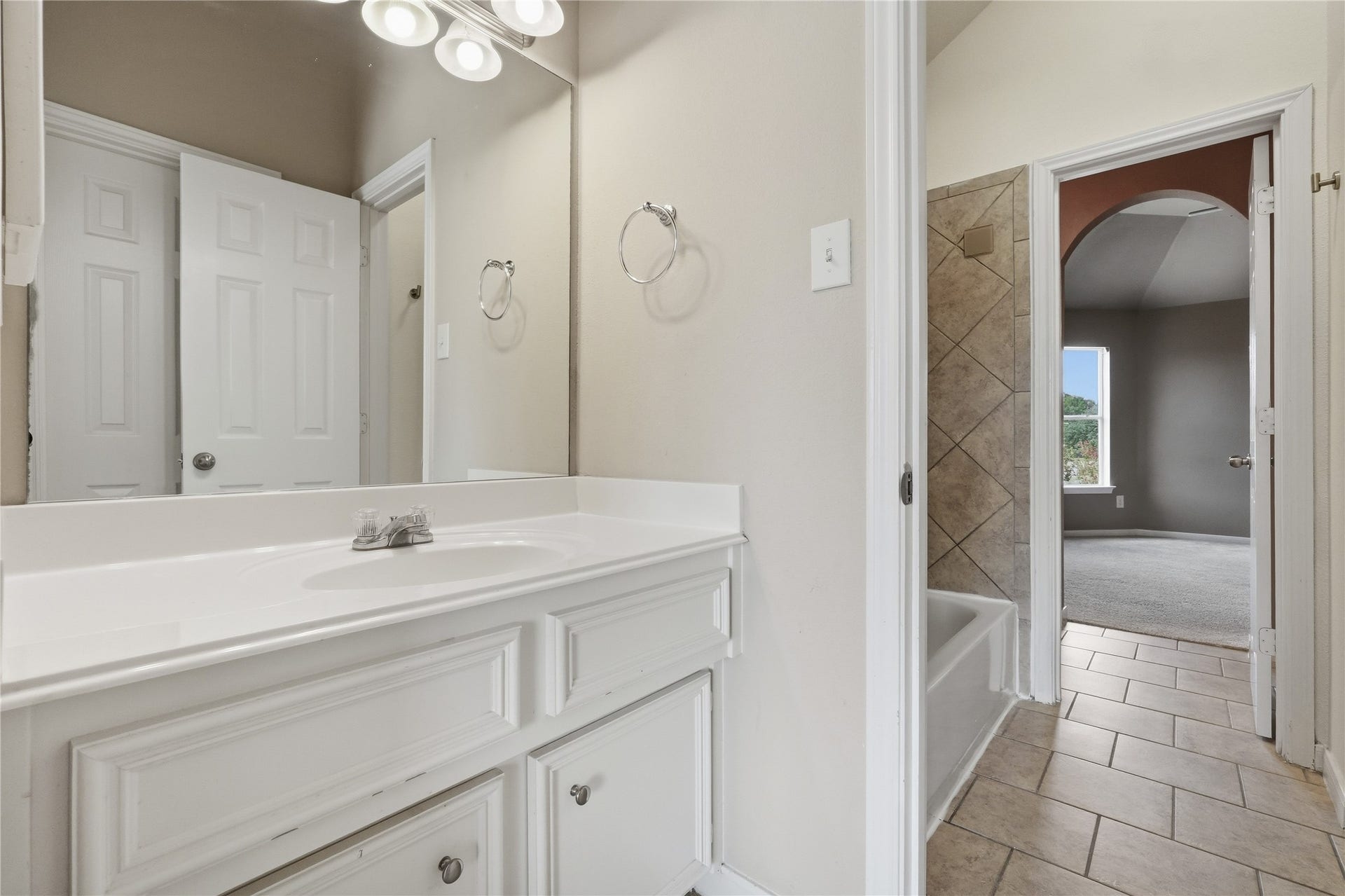 907 Colorado Springs Court, Spring, TX 77373 Jack and Jill bathroom connecting two of the bedrooms.