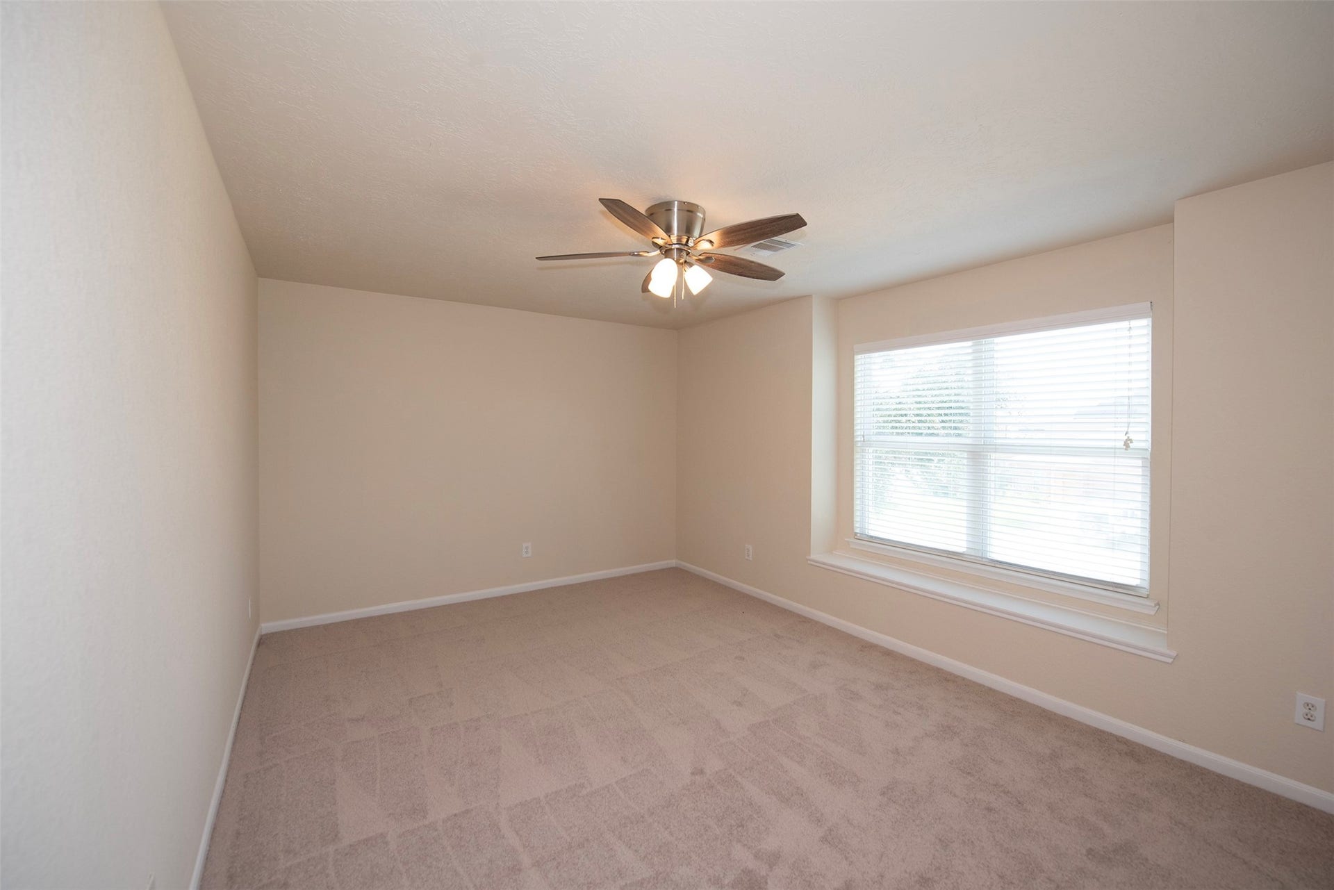 106 Easton Glen Lane, Dickinson, TX 77539 Front bedroom at the front of the house is perfect guest room.