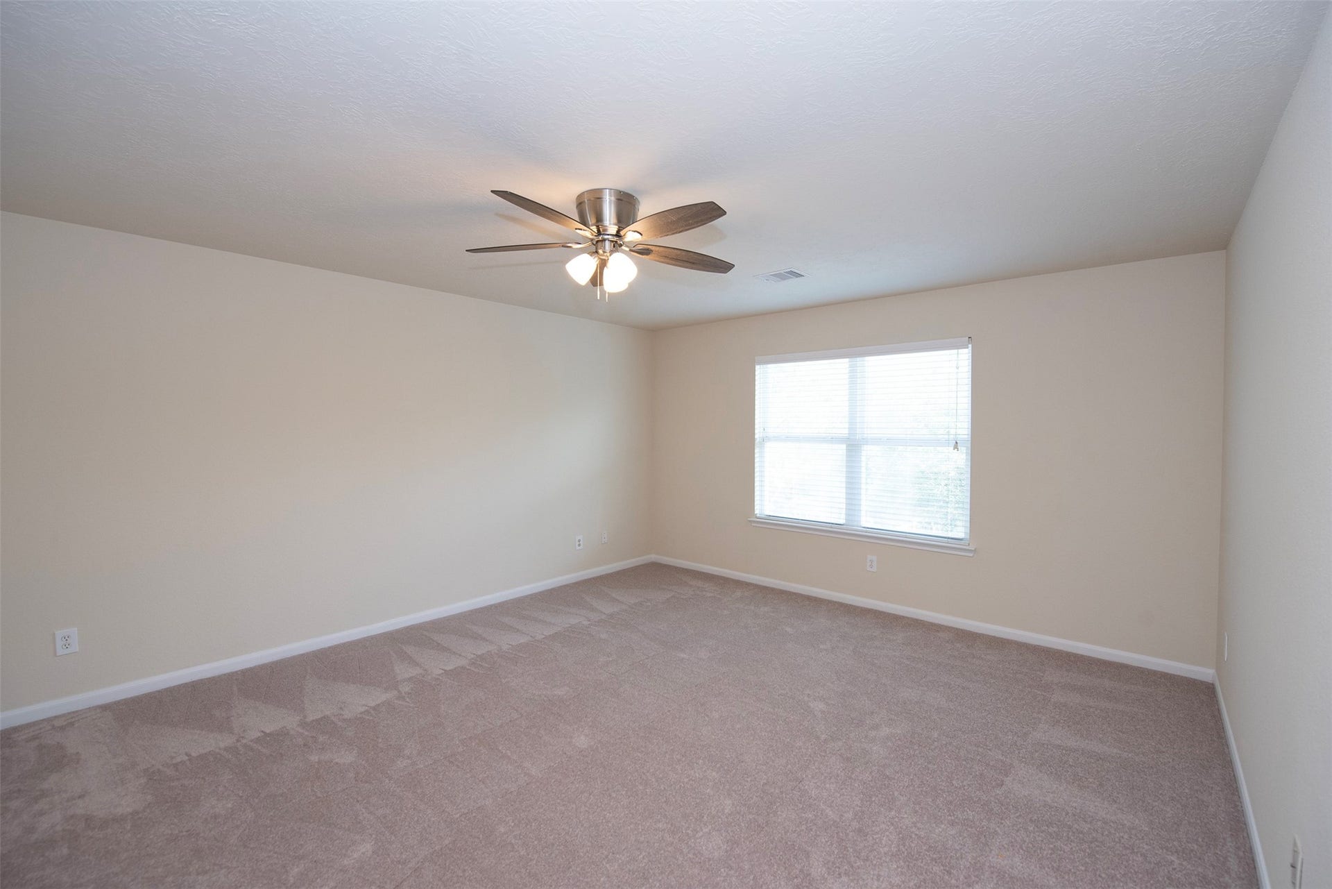 106 Easton Glen Lane, Dickinson, TX 77539 Another view of the game room easily big enough to accommodate a pool table with space to spare.
