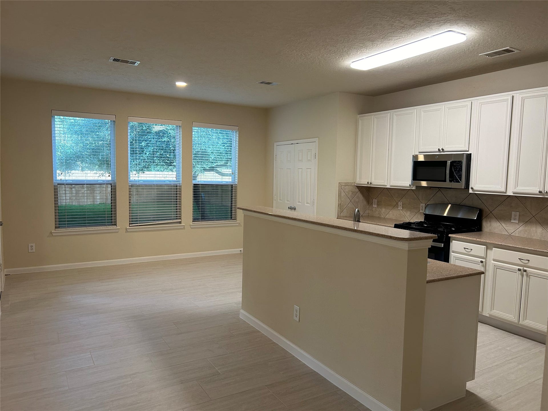 106 Easton Glen Lane, Dickinson, TX 77539 Entry to this gorgeous updated kitchen with breakfast bar, granite counters and newly installed appliances!
