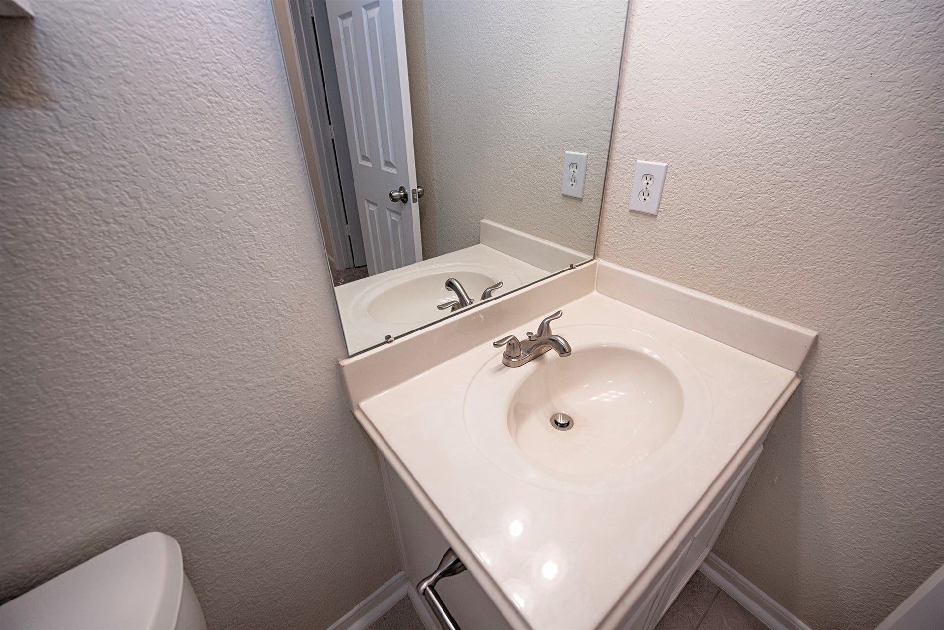 106 Easton Glen Lane, Dickinson, TX 77539 Another view of the bathroom between the second and third bedroom.