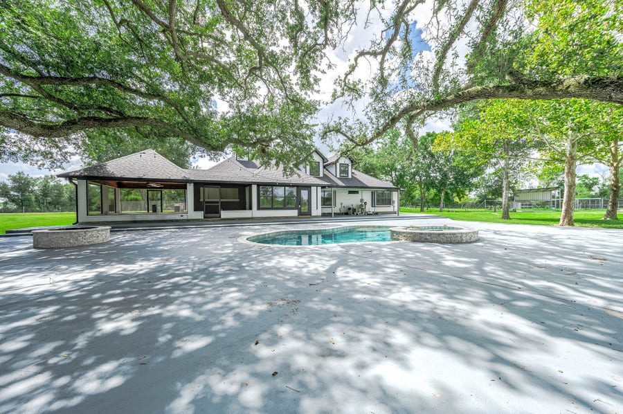 Property photo for 16610 Meadow Lane, Danbury, TX
