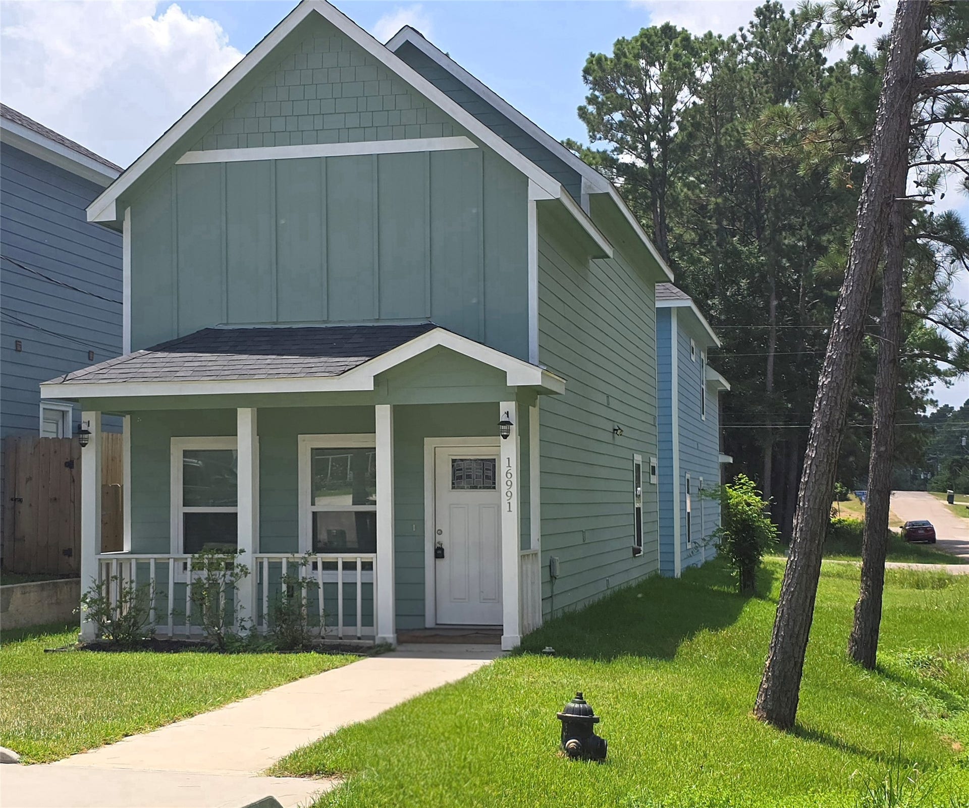 Welcome to 16991 W Dounreay. Abeautiful corner lot home with 3 Bedrooms and 2.5 Bathrooms. High Ceilings!