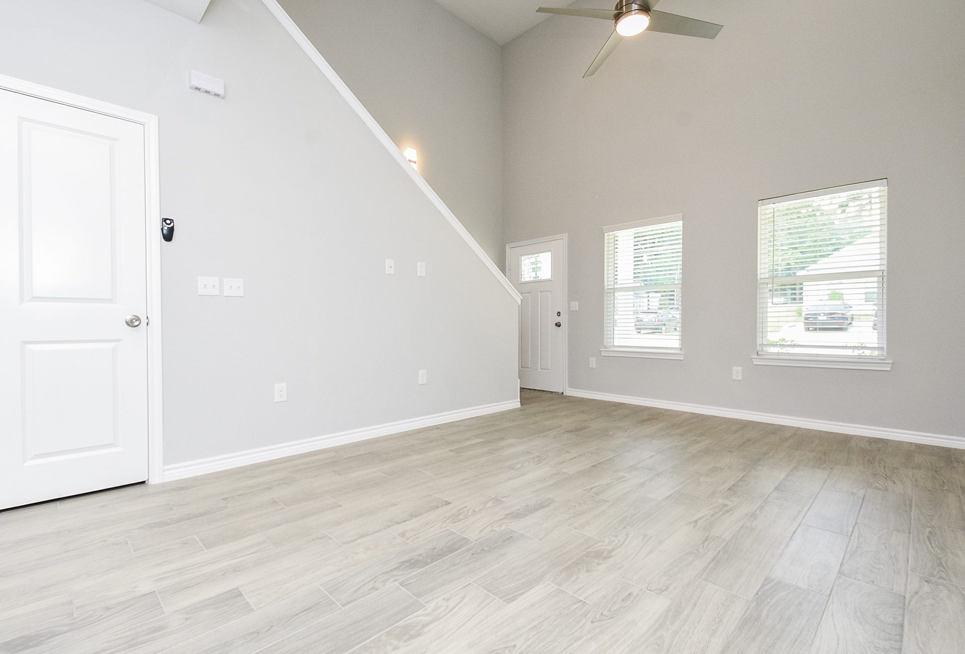 Large livingroom, high ceiling and cascades of light.