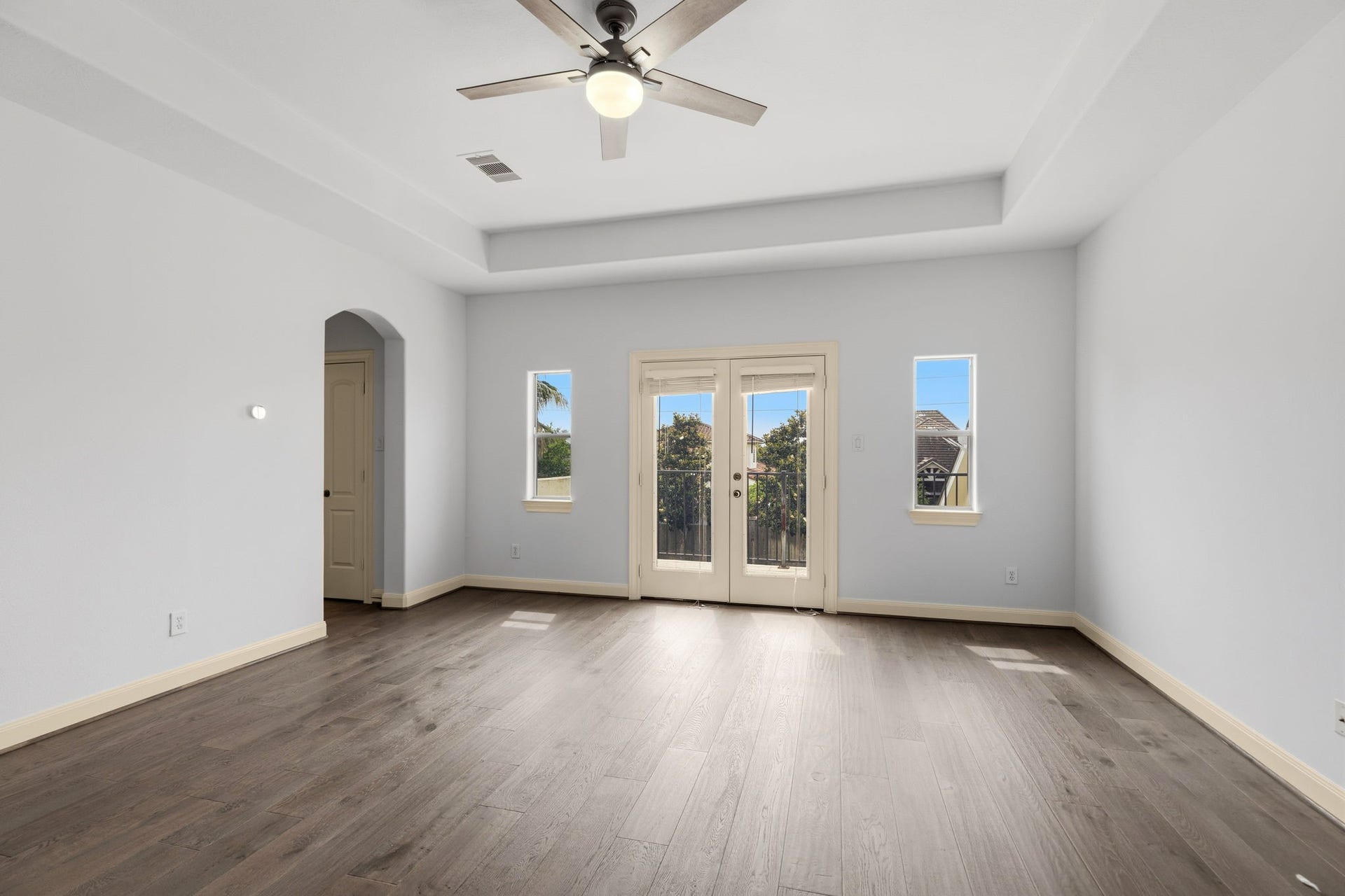 Upstairs game room with French doors that open to a nice big balcony.   High vaulted ceilings!