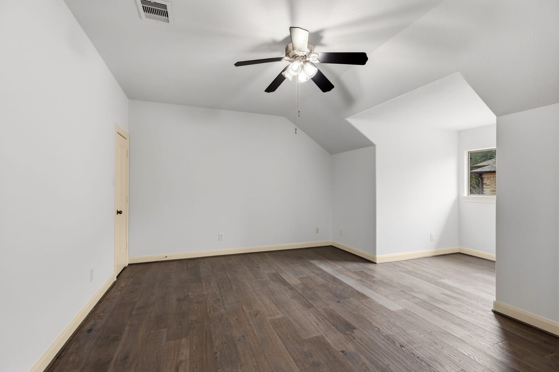 Another huge room upstairs !