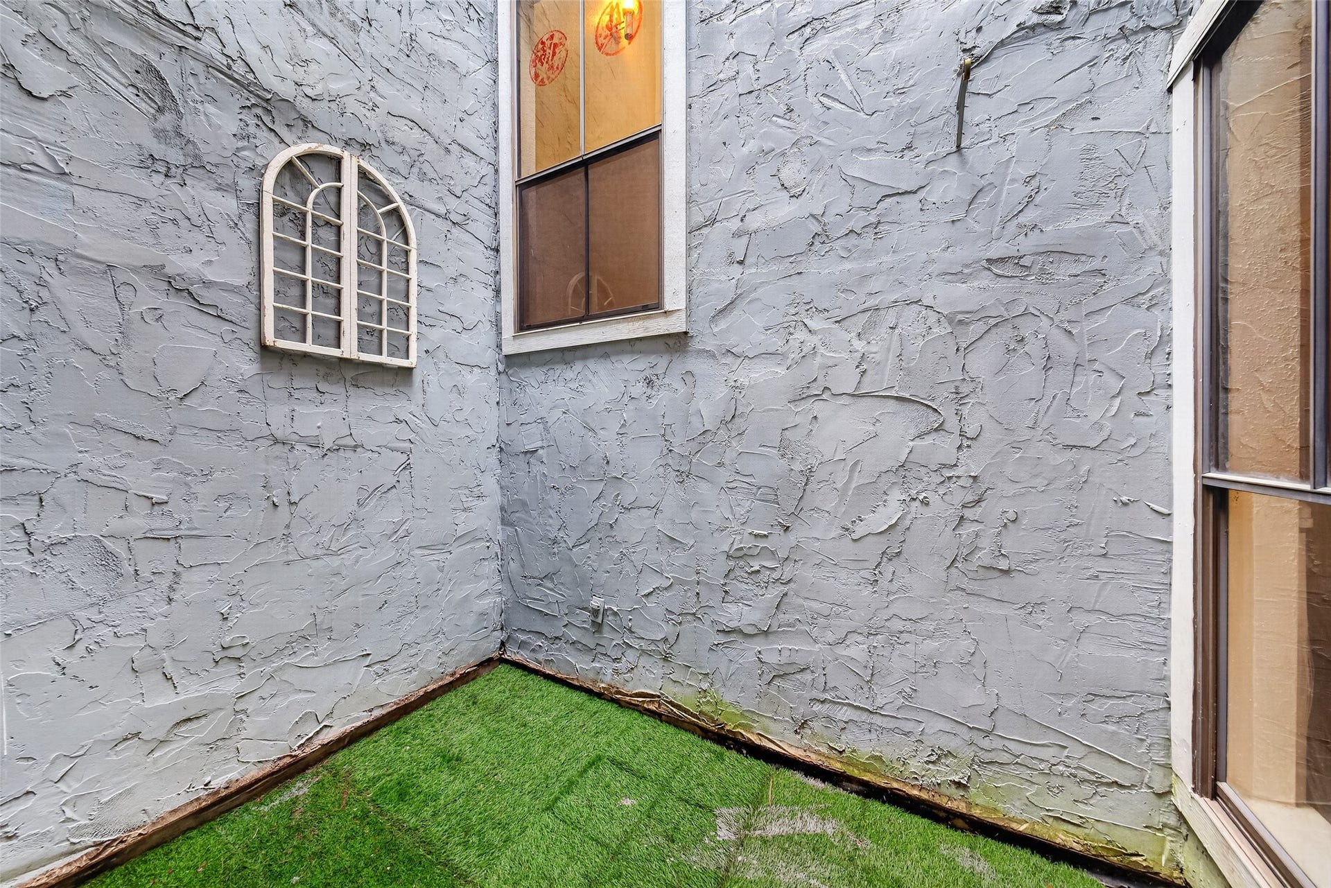 Private enclosed atrium featuring textured walls and a low-maintenance outdoor area.