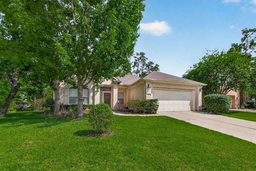 Property photo for 10 Tillamook Court, The Woodlands, TX