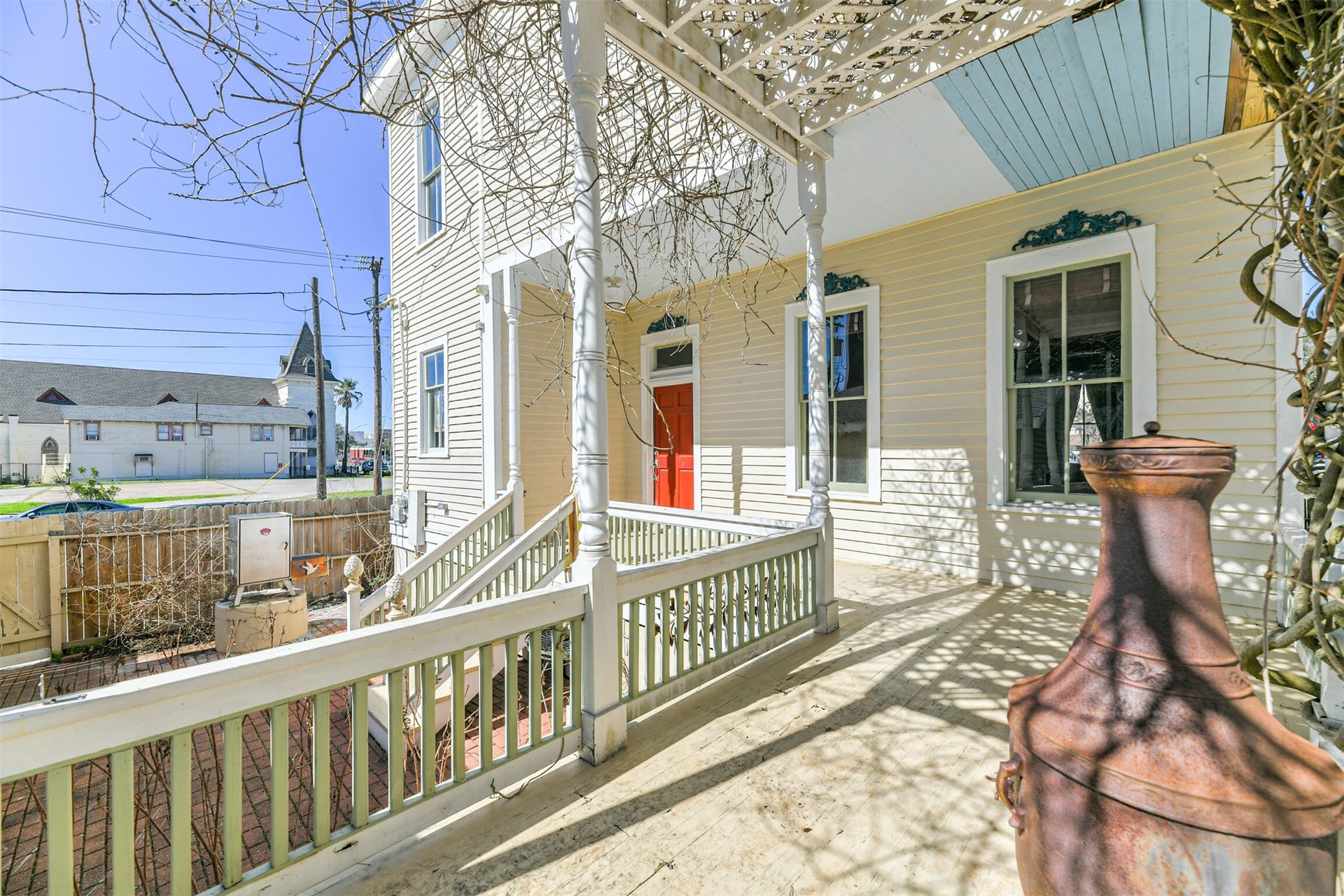 1927 Broadway Street, Galveston, TX 77550 Step out the back door to this L-shaped veranda that's the perfect spot to enjoy your morning coffee or an evening cocktail while the salty sea breeze dances around.