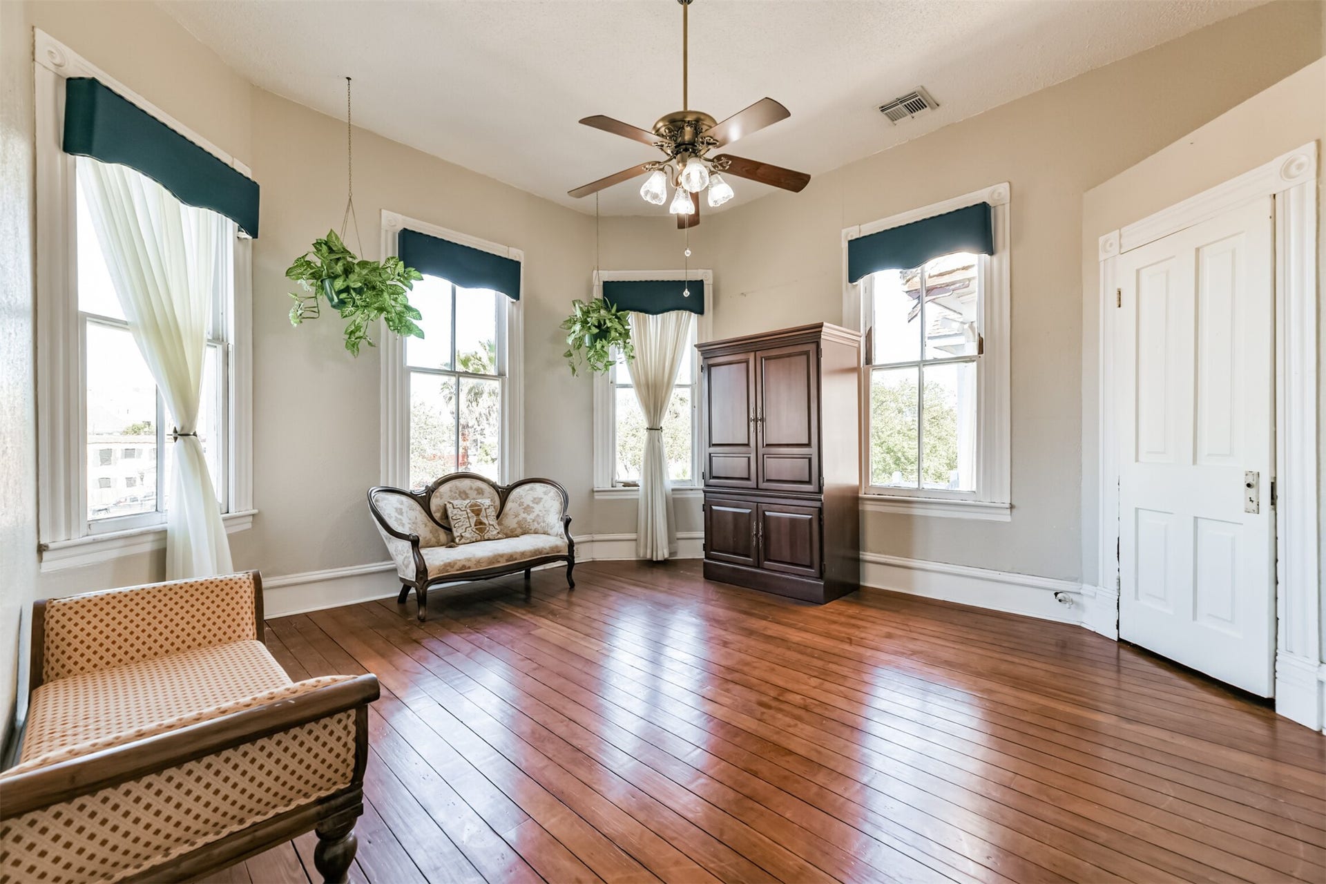 1927 Broadway Street, Galveston, TX 77550 Original pocket doors trimmed with ornate moldings create separation between the master suite and the parlor, where you'll note high ceilings, a roomy closet, a lighted ceiling fan, and beautifully cased bay windows that bathe the room in natural light.