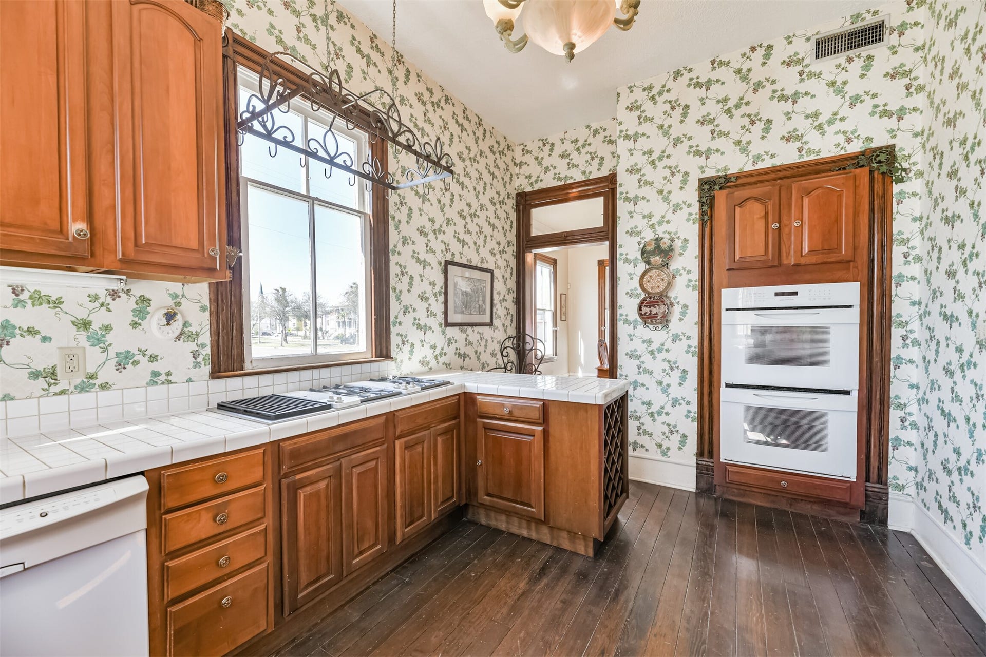1927 Broadway Street, Galveston, TX 77550 Modern conveniences make cooking far more simple than it was when this home was constructed! In today's kitchen, you'll find a 4 burner gas cooktop with downdraft and indoor grill, double ovens, a dishwasher, and a cast iron sink with a gooseneck faucet.