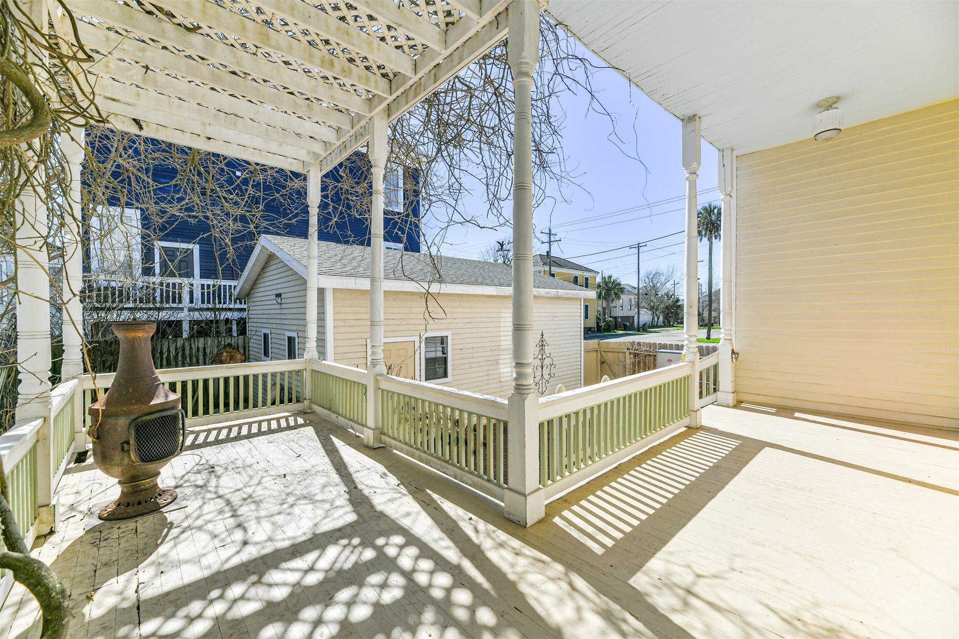 1927 Broadway Street, Galveston, TX 77550 Step out the back door to this L-shaped veranda that's the perfect spot to enjoy your morning coffee or an evening cocktail while the salty sea breeze dances around.