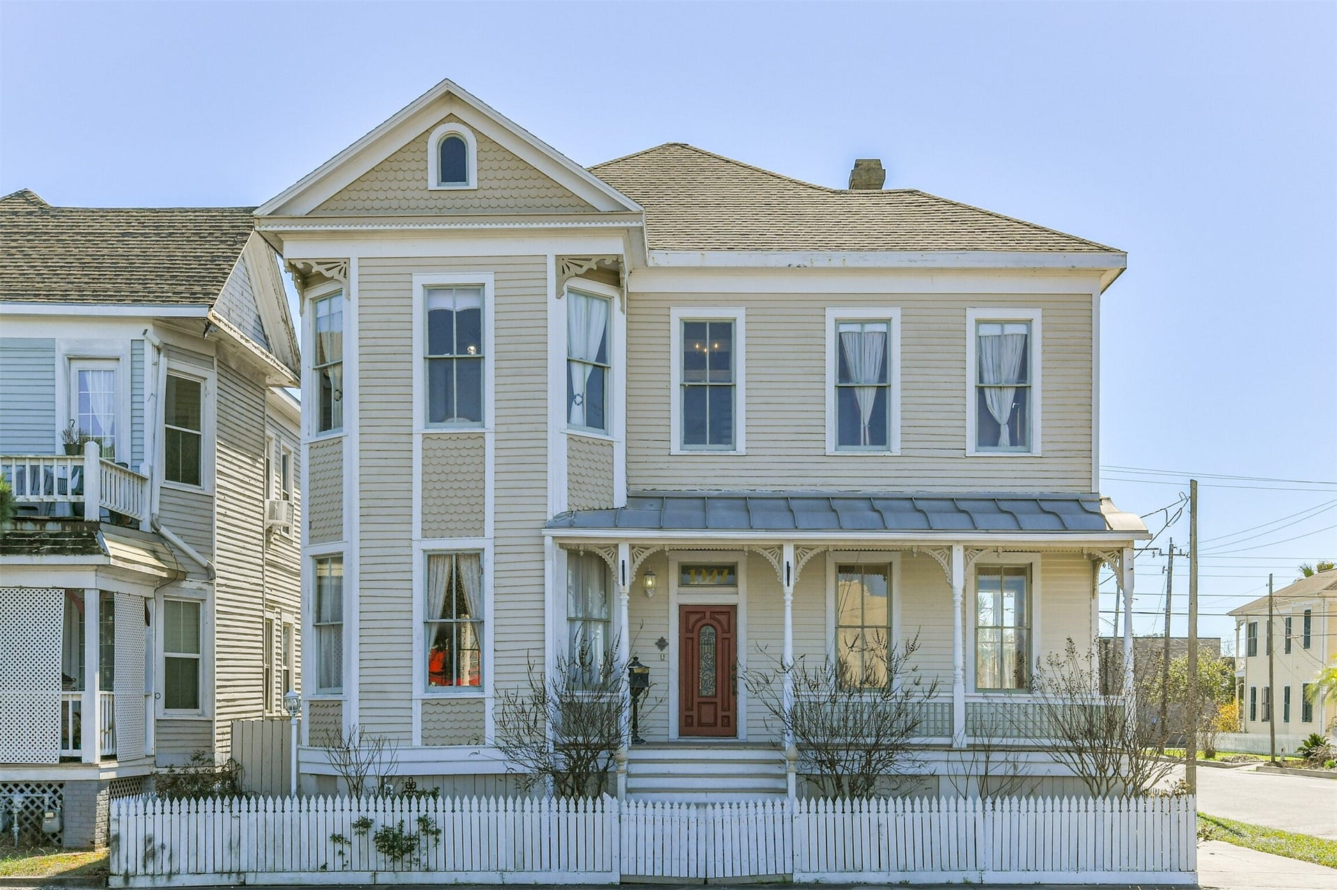 1927 Broadway Street, Galveston, TX 77550 Welcome to 1927 Broadway Street in Galveston's East End Historic District! This fully fenced Victorian-style beauty was built in 1895 and has withstood the Great Storm of 1900, as well as the test of time.