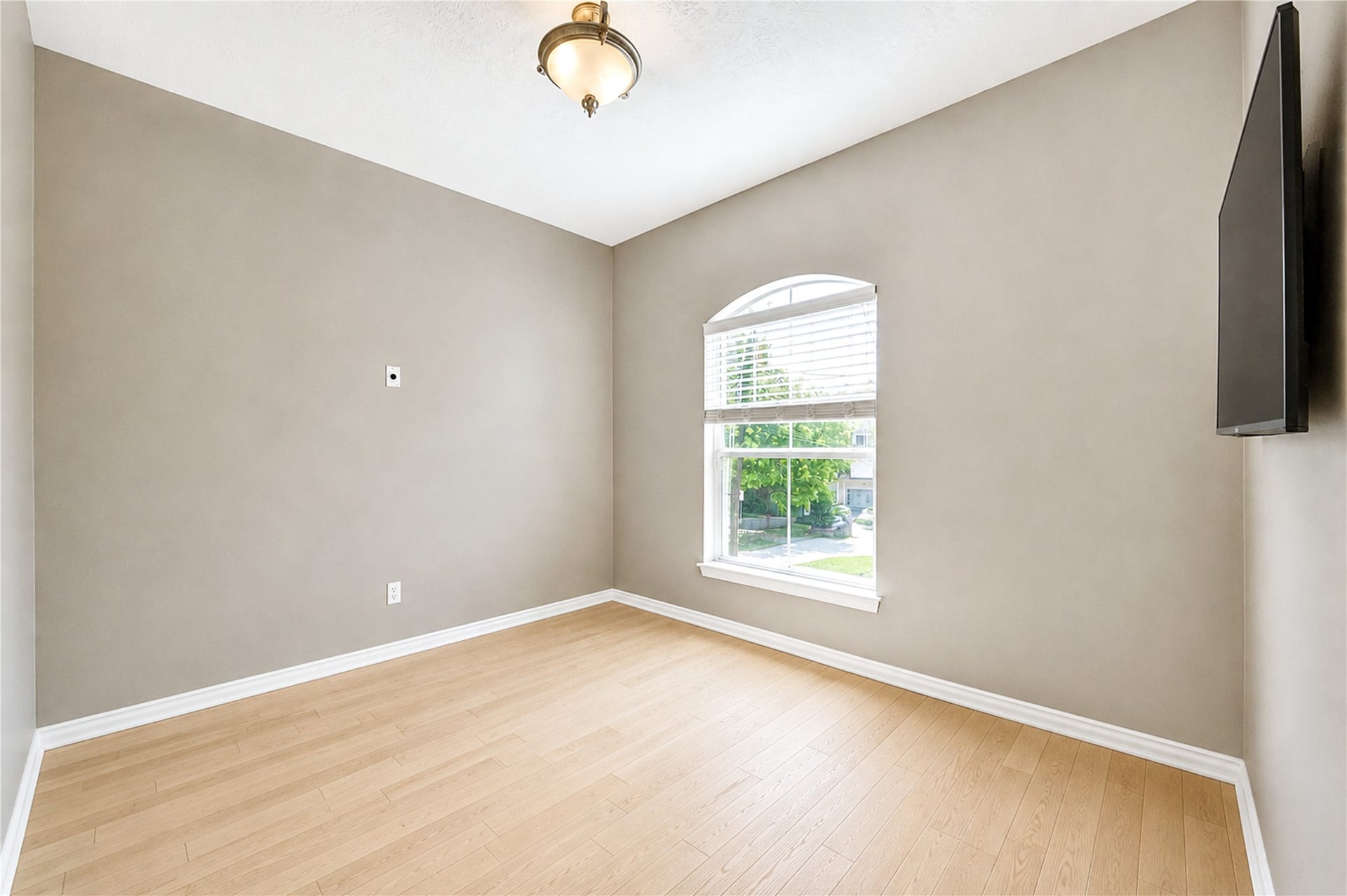 1332 Dorothy Street, Houston, TX 77008 Flex space on second floor. Perfect for a gym, playroom, or workspace.