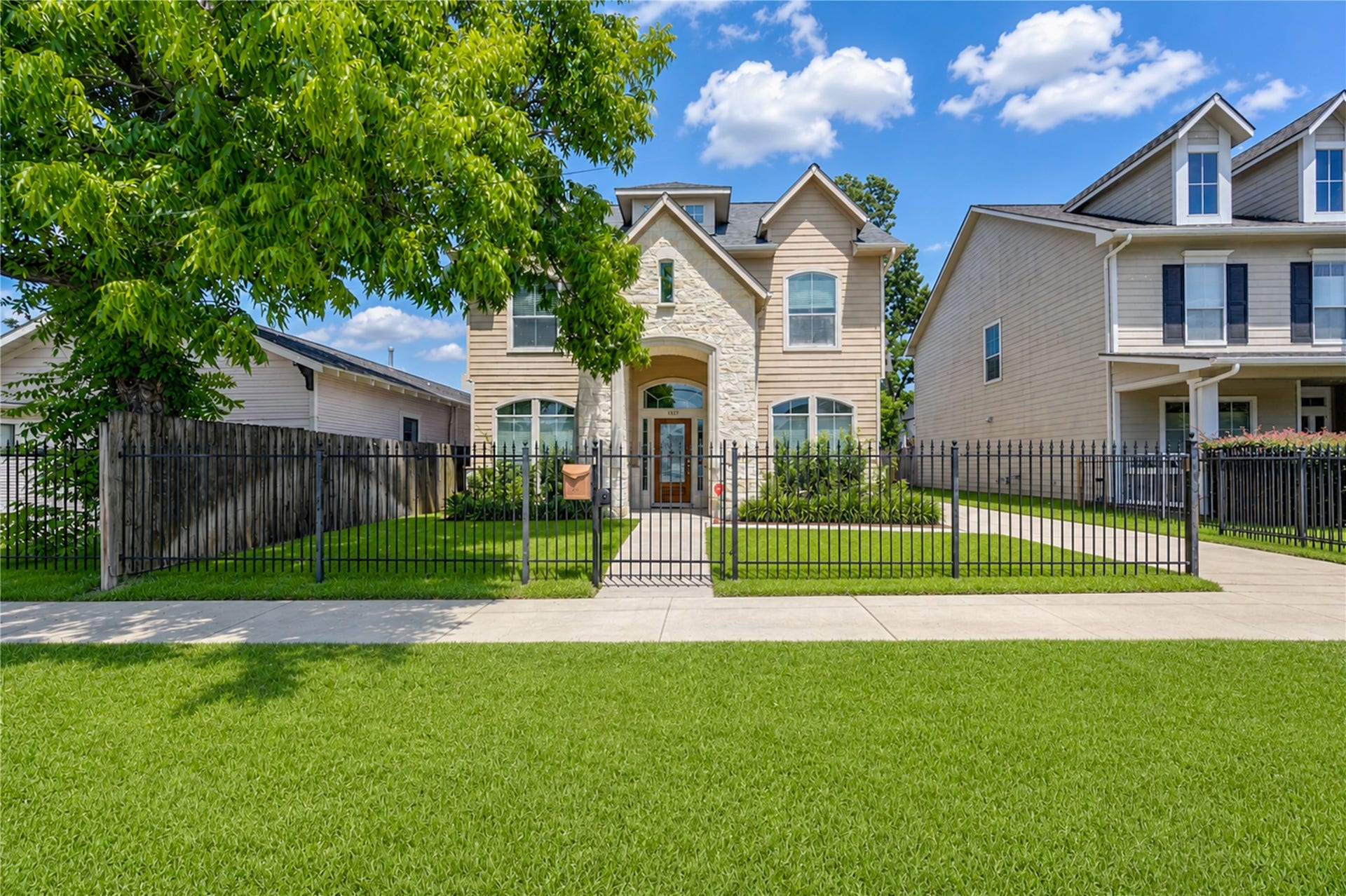 1332 Dorothy Street, Houston, TX 77008 Gated exterior home.