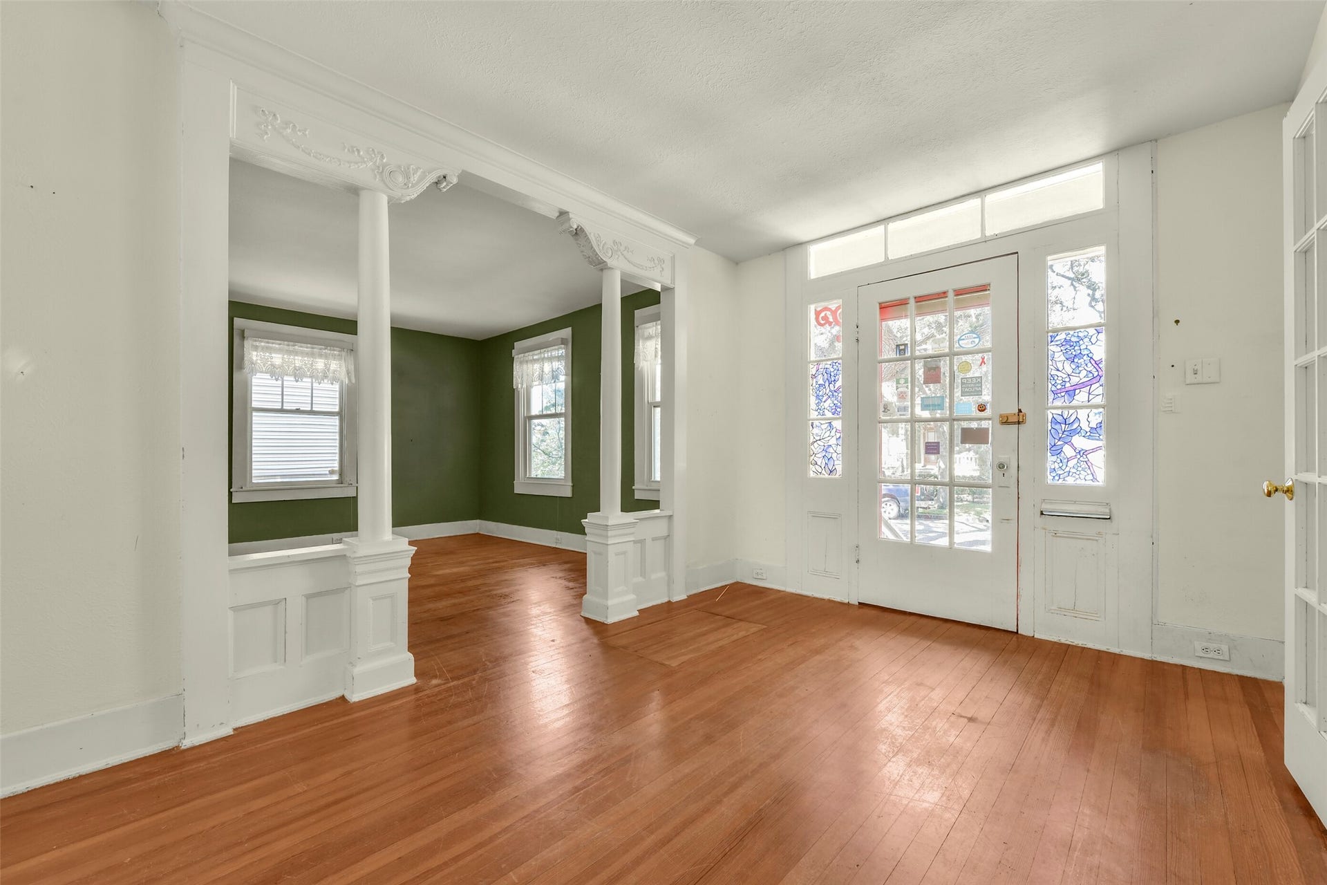 1321 Avenue K, Galveston, TX 77550 Entry/living room
