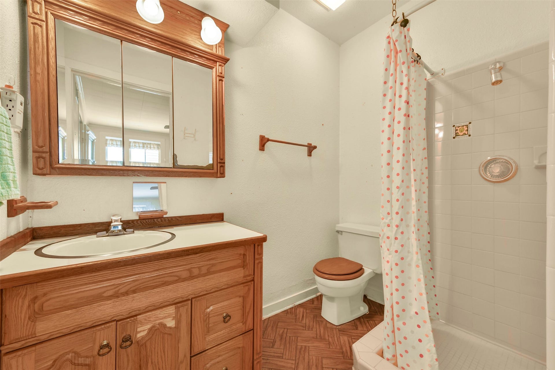 1321 Avenue K, Galveston, TX 77550 ensuite bath