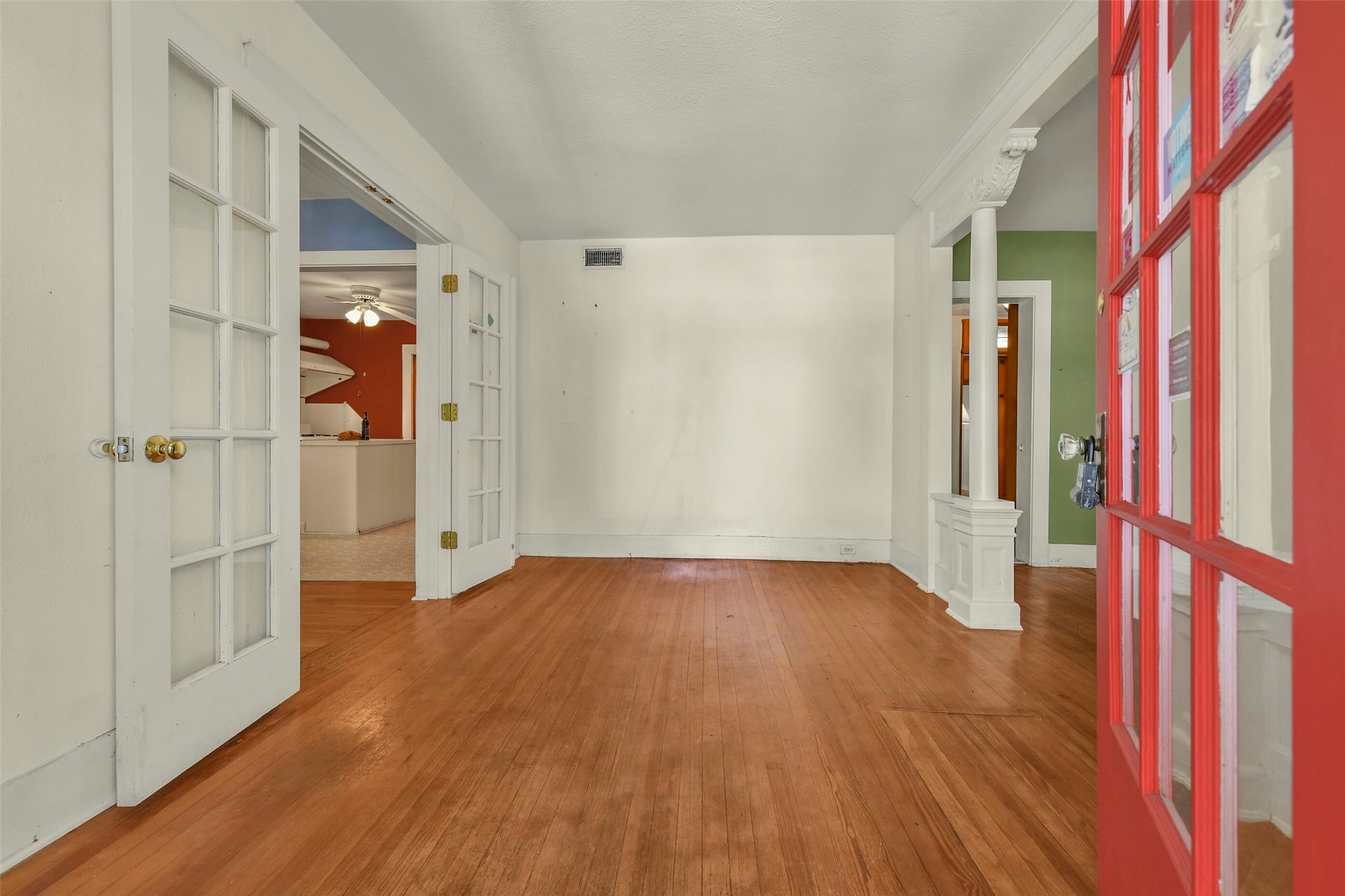 1321 Avenue K, Galveston, TX 77550 Entry/living room