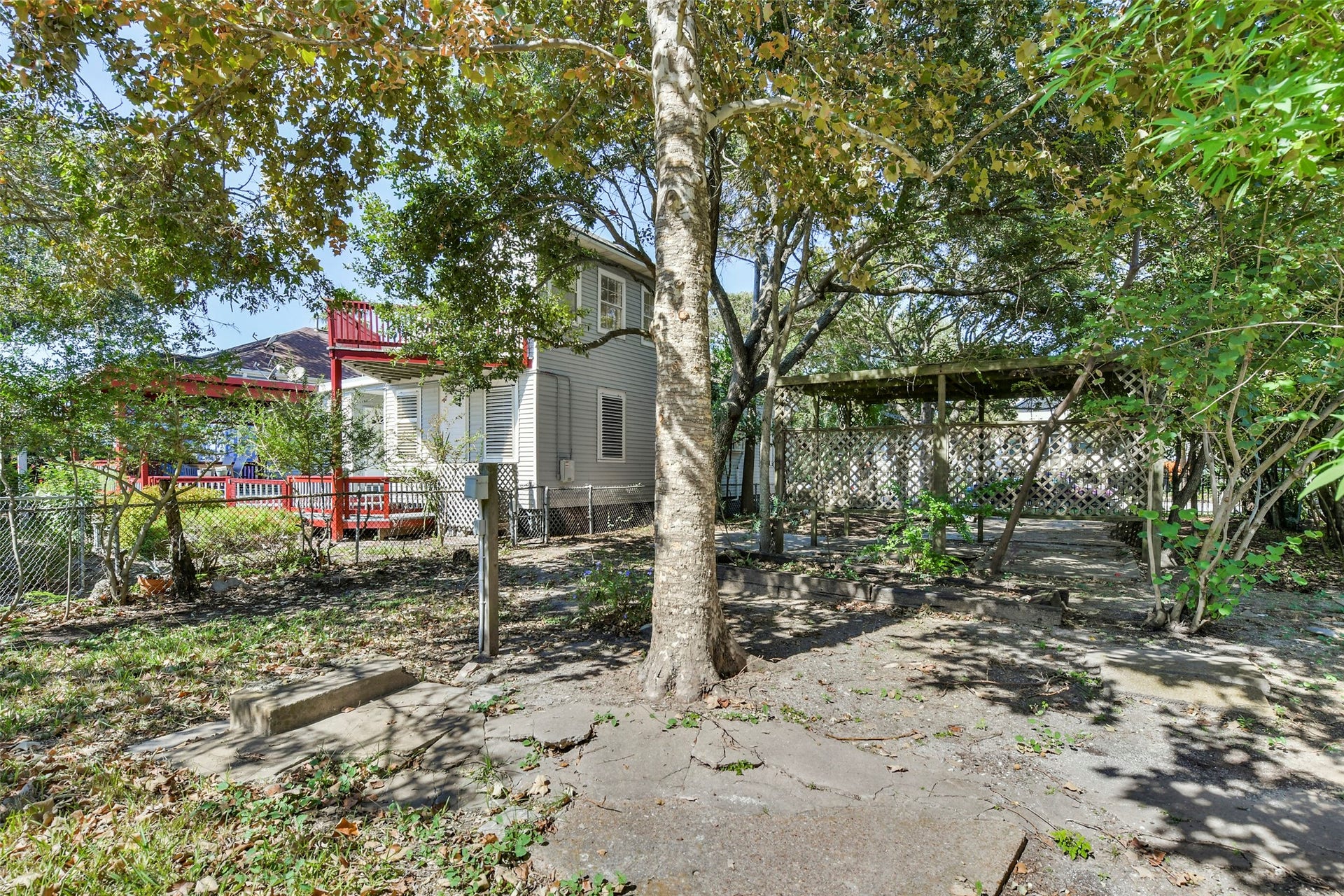 1321 Avenue K, Galveston, TX 77550 extra full lot/yard