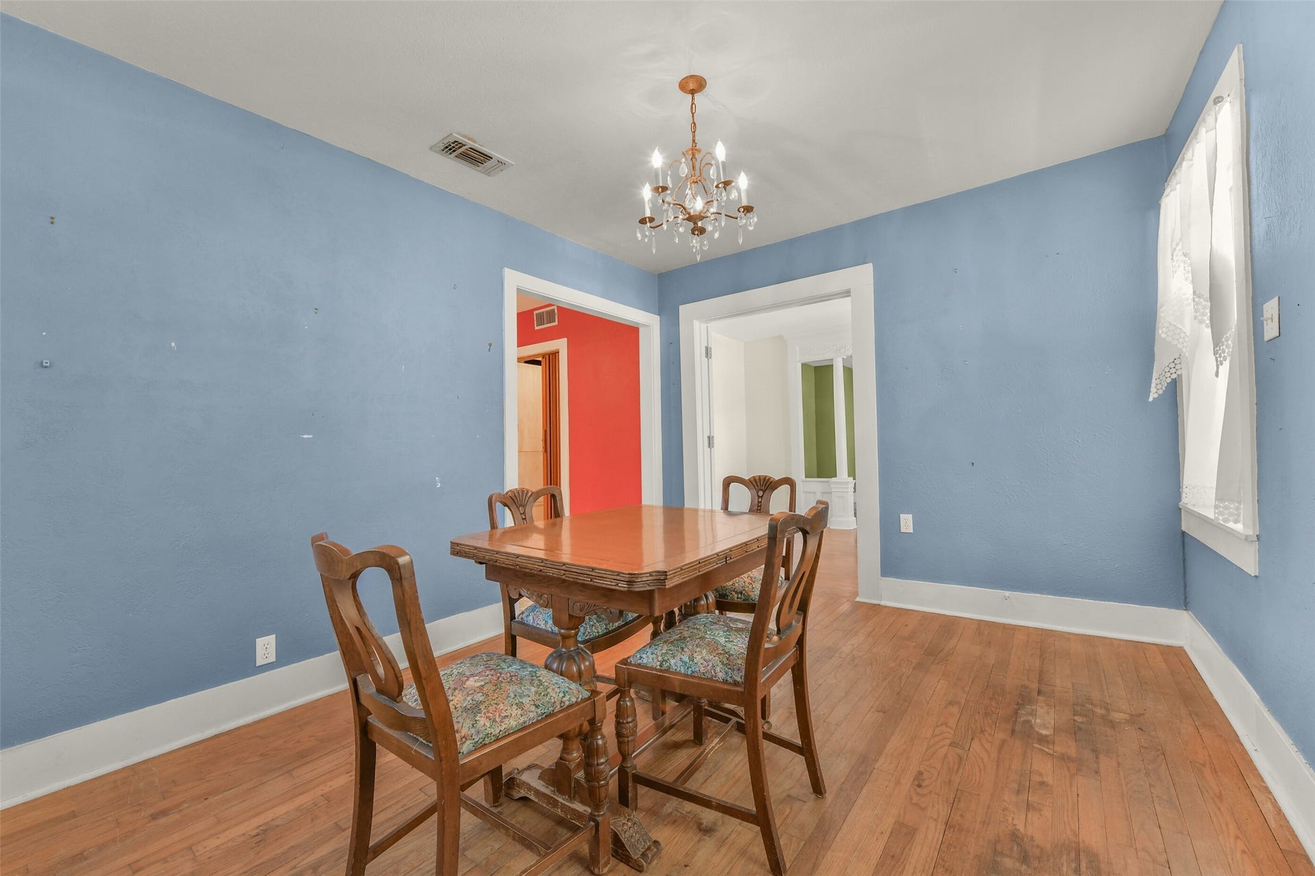 1321 Avenue K, Galveston, TX 77550 Dining
