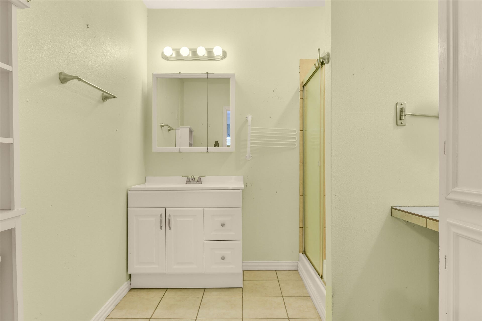 1321 Avenue K, Galveston, TX 77550 en suite bath