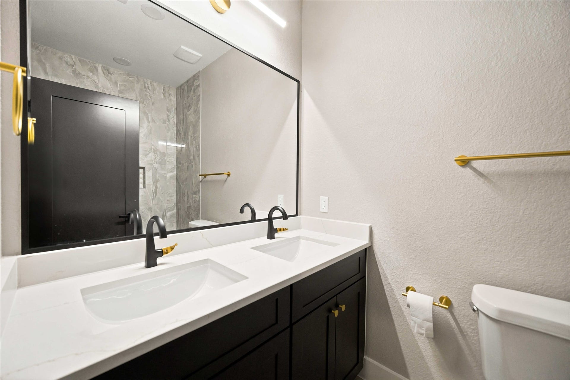 4117 Kewanee Street, #B, Houston, TX 77051 Guest bathroom
