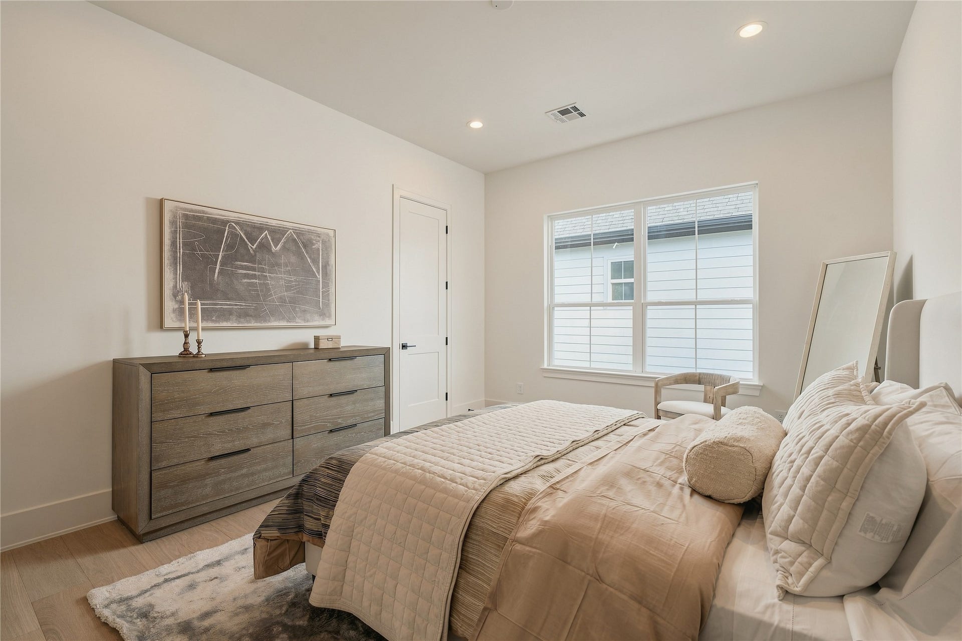 2107 McKean Drive, Houston, TX 77080 This secondary bedroom feels bright and inviting, with well-proportioned dimensions and a large window creating a comfortable retreat for family or overnight guests.