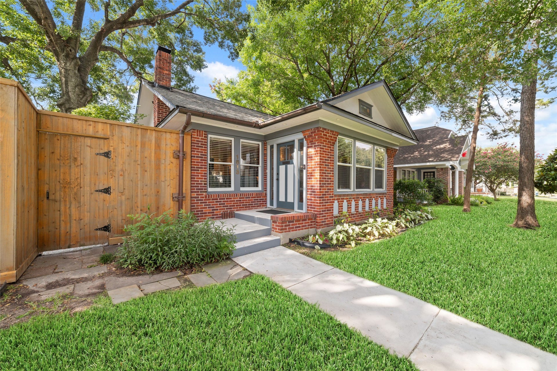 1613 California Street, Houston, TX 77006 Beyond the gates, a pristine Craftsman reveals itself with quiet confidence. Beautifully preserved architecture, lush landscaping, and nearly 35 years of thoughtful stewardship create an unforgettable first impression.