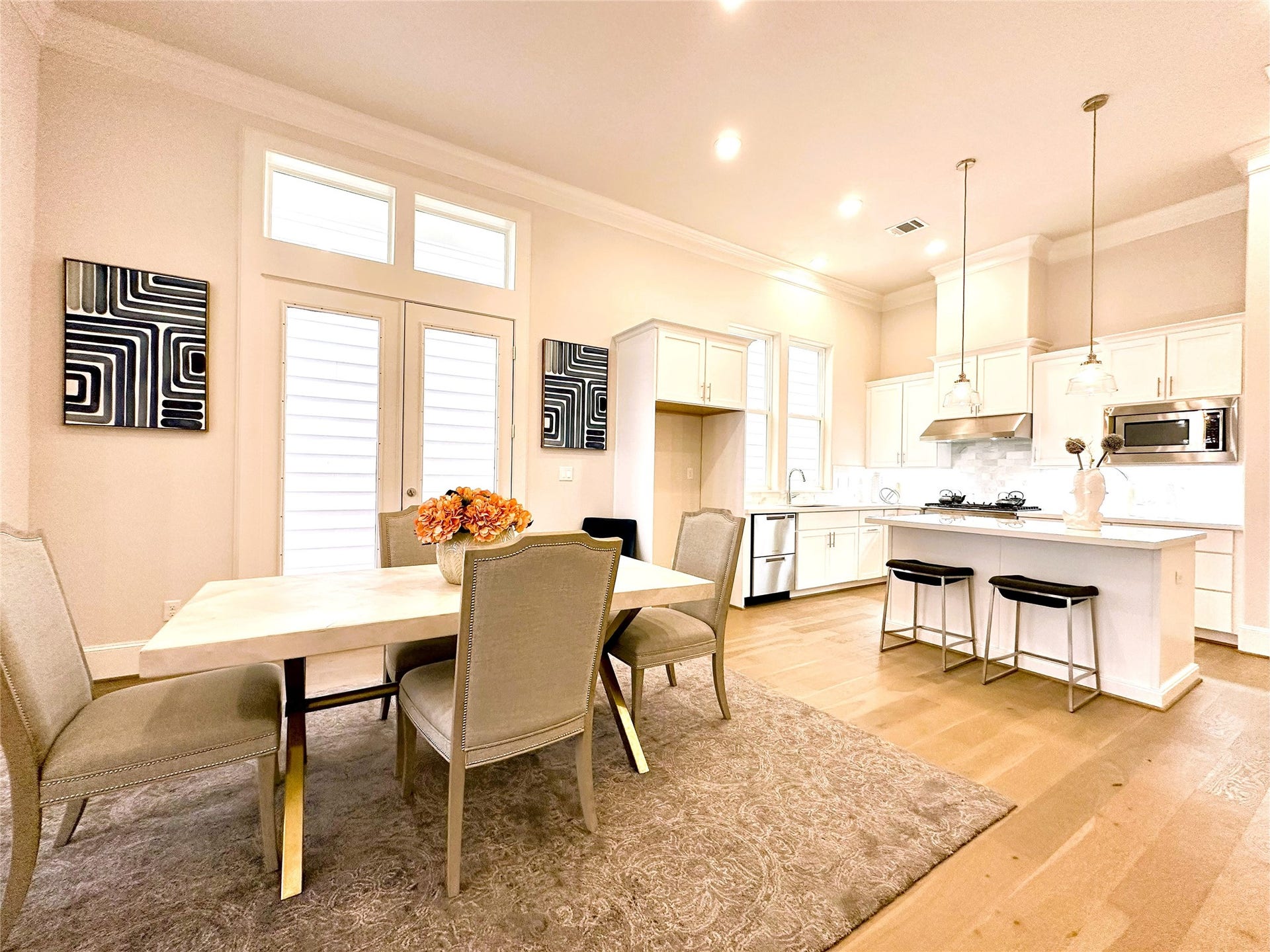 8710 Park Kolbe Lane, Houston, TX 77080 Dining Area has a side door that leads out to a gated-in area.