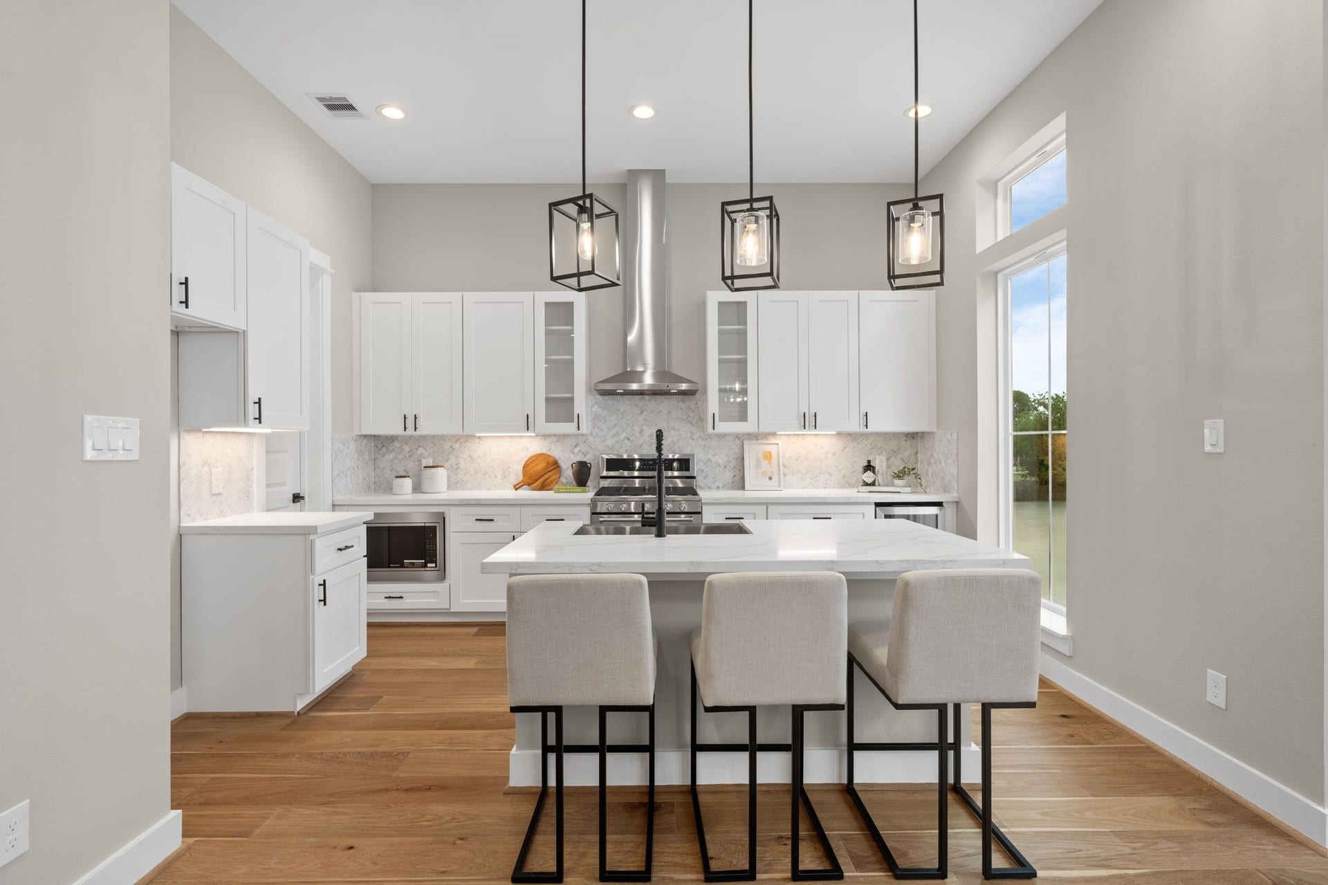 1175 W 19th Street, Houston, TX 77008 Stunning kitchen with walk-in pantry and beautiful island with overhead fixtures.